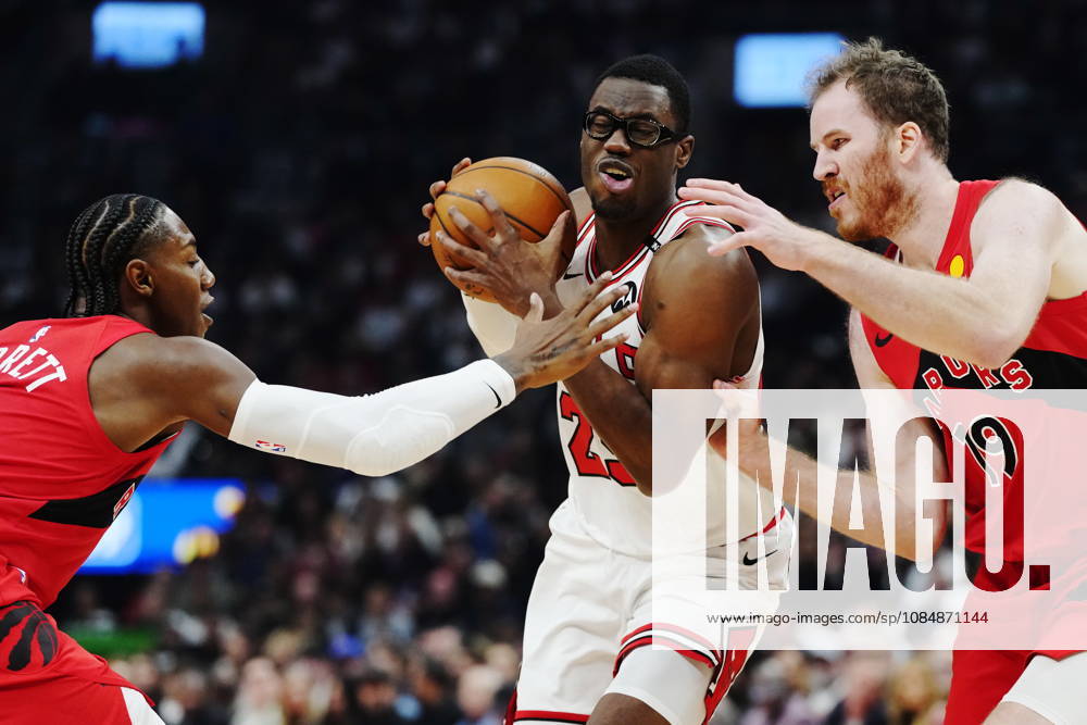 Chicago Bulls Jalen Smith (centre) drives between Toronto Raptors RJ Barrett (left) and Jakob Poeltl (19) during first half NBA, Basketball Herren, USA basketball action in Toronto on Wednesday, Oct. 21, 2026. Canada News - October 21, 2026 - ZUMAc35_ 20261021_zaf_c35_245
