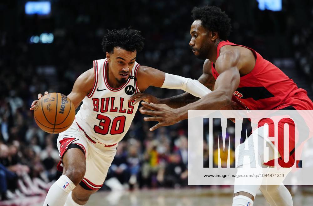 Chicago Bulls Tre Jones (30) drives as Toronto Raptors Kawhi Leonard (2) defends during first half NBA, Basketball Herren, USA basketball action in Toronto on Wednesday, Oct. 21, 2026. Canada News - October 21, 2026 - ZUMAc35_ 20261021_zaf_c35_254