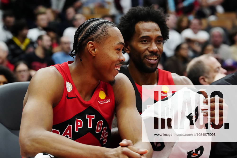 Scottie Barnes et Kawhi Leonard, des Raptors, durant un match contre les Bulls de Chicago le 21 octobre 2026, o Toronto. LA PRESSE CANADIENNE Canada News - October 21, 2026 - ZUMAc35_ 20261021_zaf_c35_330