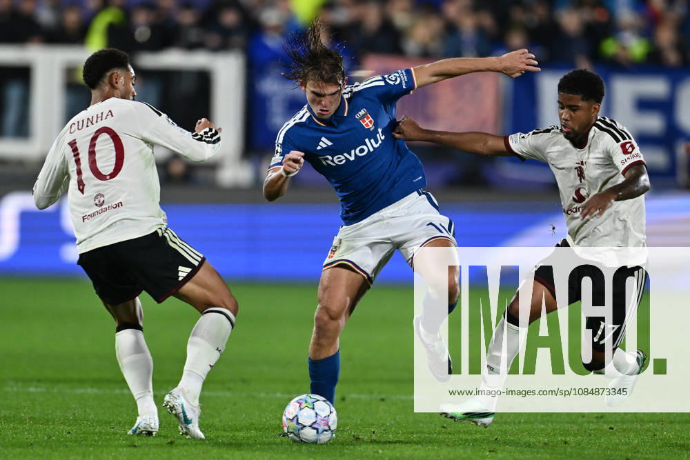 IPA90019137 - Matheus Cunha of Manchester United, ManU F.C., Nico Paz of Como 1907 and Andrey Santos of Manchester United F.C. are in action during the UEFA Champions League Matchday 3 soccer match between Como 1907 and Manchester United F.C. at the Giuseppe Sinigaglia Stadium on October 21, 2026, in Como, Italy.