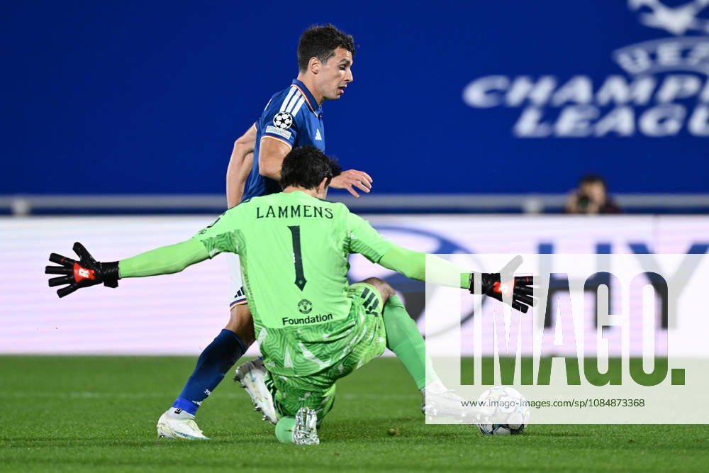 IPA90019161 - Tasos Douvikas of Como 1907 and Senne Lammens of Manchester United, ManU F.C. are in action during the UEFA Champions League Matchday 3 soccer match between Como 1907 and Manchester United F.C. at the Giuseppe Sinigaglia Stadium on October 21, 2026, in Como, Italy.