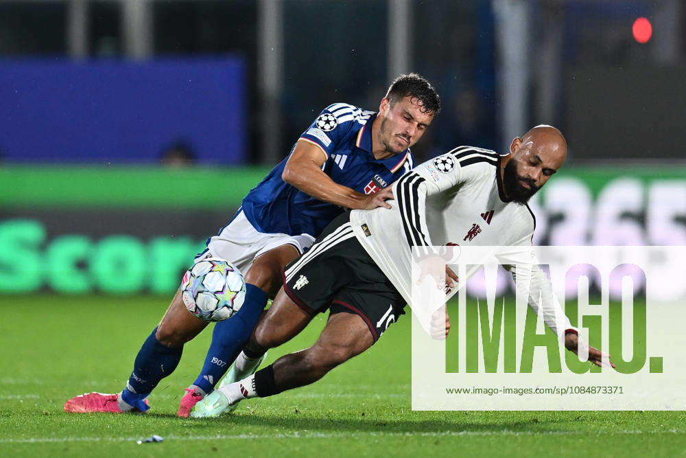 IPA90019130 - Marc-Oliver Kempf of Como 1907 and Bryan Mbeumo of Manchester United, ManU F.C. are in action during the UEFA Champions League Matchday 3 soccer match between Como 1907 and Manchester United F.C. at the Giuseppe Sinigaglia Stadium on October 21, 2026, in Como, Italy.