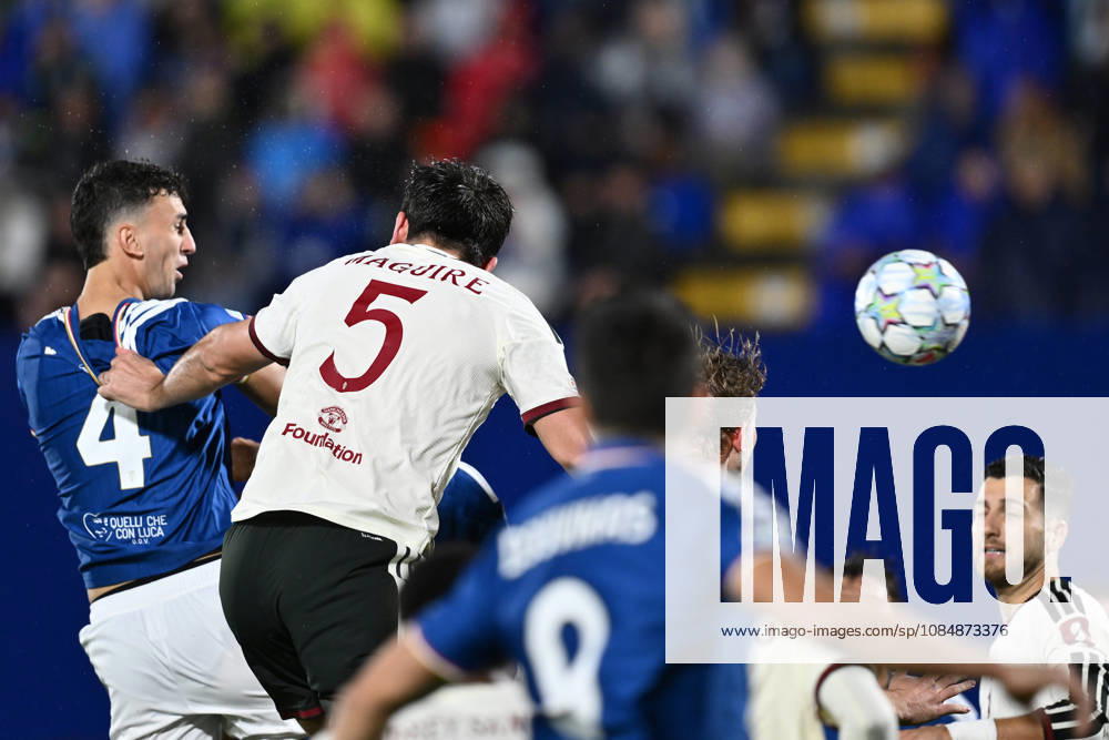 IPA90019139 - Jacobo Ramon of Como 1907 and Harry Maguire of Manchester United, ManU F.C. are in action during the UEFA Champions League Matchday 3 soccer match between Como 1907 and Manchester United F.C. at the Giuseppe Sinigaglia Stadium on October 21, 2026, in Como, Italy.