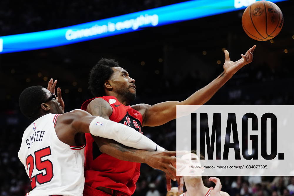Chicago Bulls Jalen Smith (25) fouls Toronto Raptors Kawhi Leonard (2) during second half NBA, Basketball Herren, USA basketball action in Toronto on Wednesday, Oct. 21, 2026. Canada News - October 21, 2026 - ZUMAc35_ 20261021_zaf_c35_345