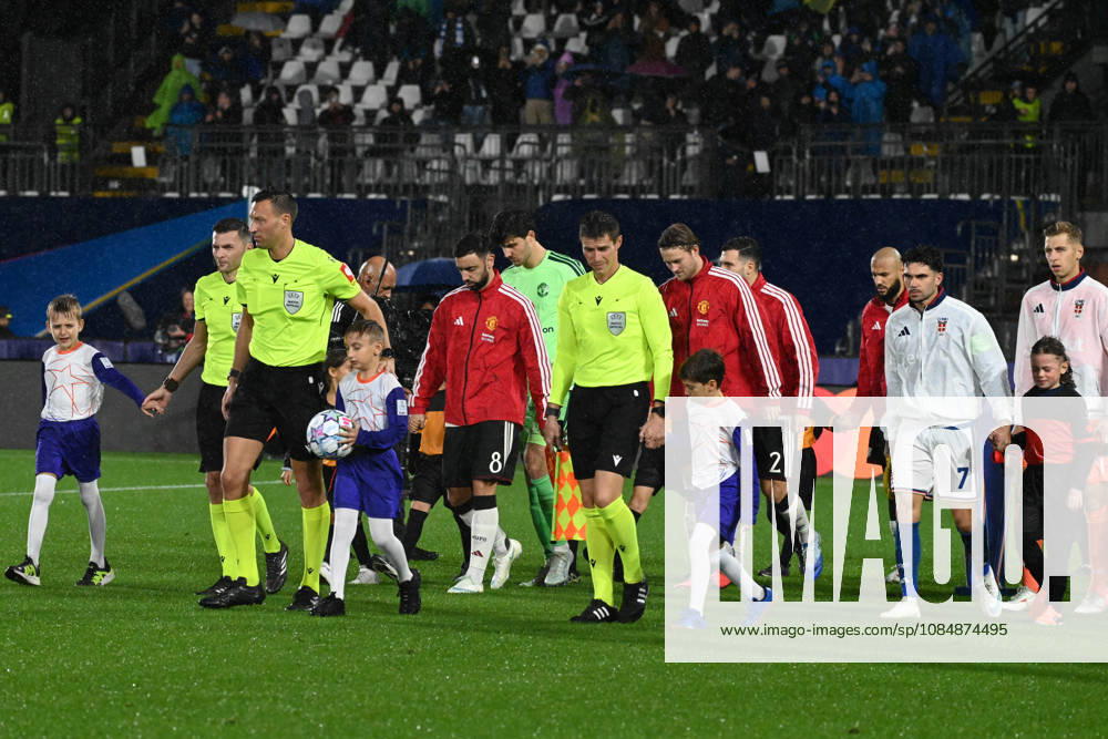 IPA90024371 - The teams take the field during the Como 1907 vs. Manchester United, ManU UEFA Champions League soccer match in Como, Italy, on October 21, 2026