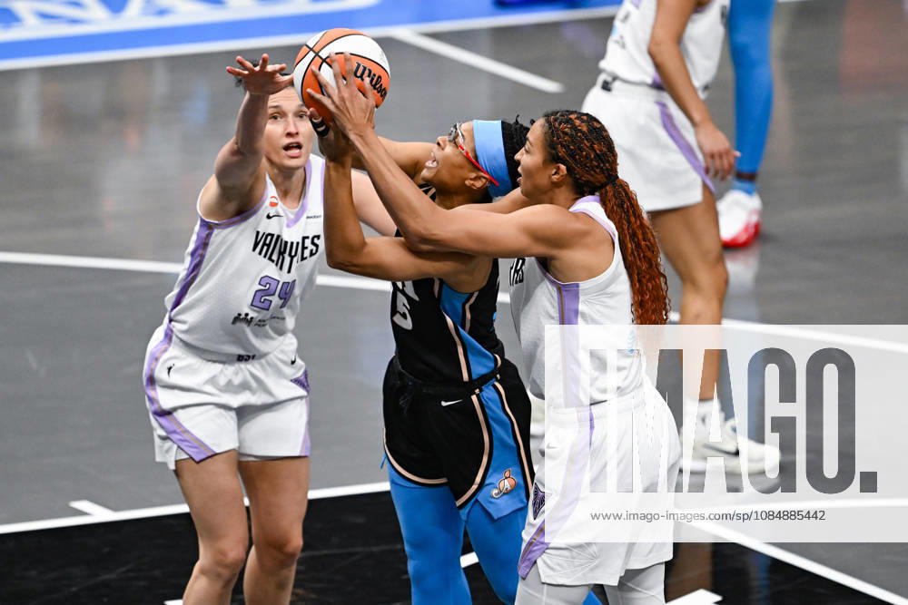 ATLANTA, GA - OCTOBER 21: Atlanta guard Allisha Gray (15) drives to the basket during Game Three of the WNBA, Basketball Damen, USA finals between the Golden State Valkyries and the Atlanta Dream on October 21st, 2026 at State Farm Arena in Atlanta, GA. (Photo by Rich von Biberstein Icon Sportswire) WNBA: OCT 21 Finals Golden State Valkyries at Atlanta Dream Icon261021047