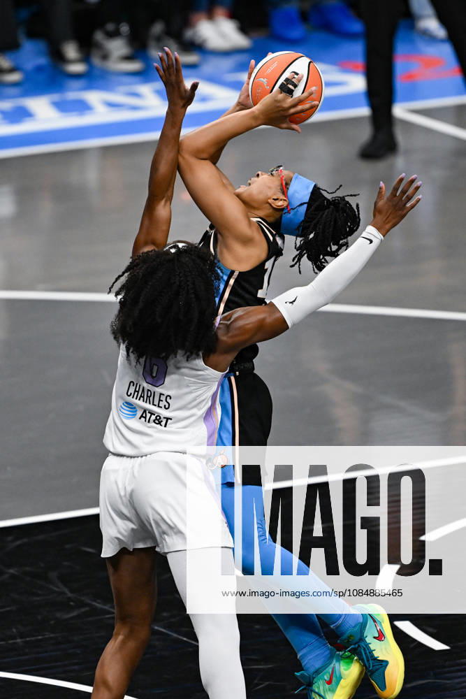 ATLANTA, GA - OCTOBER 21: Atlanta guard Allisha Gray (15) drives to the basket as Golden State guard Kaila Charles (6) defends during Game Three of the WNBA, Basketball Damen, USA finals between the Golden State Valkyries and the Atlanta Dream on October 21st, 2026 at State Farm Arena in Atlanta, GA. (Photo by Rich von Biberstein Icon Sportswire) WNBA: OCT 21 Finals Golden State Valkyries at Atlanta Dream Icon261021056
