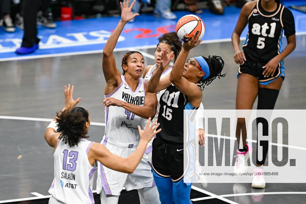 ATLANTA, GA - OCTOBER 21: Atlanta guard Allisha Gray (15) drives to the basket during Game Three of the WNBA, Basketball Damen, USA finals between the Golden State Valkyries and the Atlanta Dream on October 21st, 2026 at State Farm Arena in Atlanta, GA. (Photo by Rich von Biberstein Icon Sportswire) WNBA: OCT 21 Finals Golden State Valkyries at Atlanta Dream Icon261021073