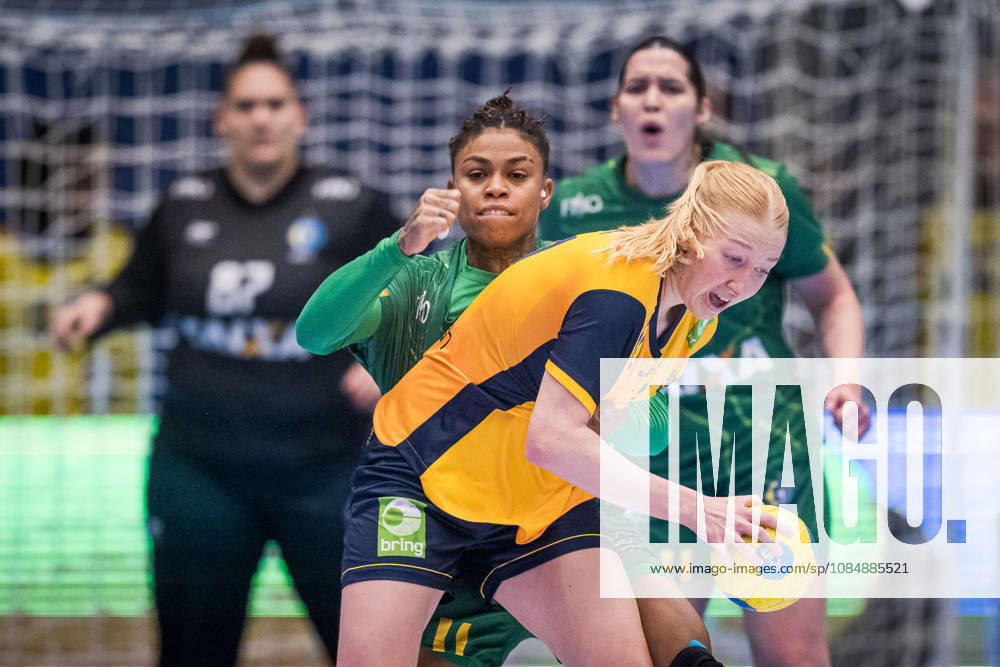 Handball, Women, International Friendly, Sweden vs. Brazil, October 22, 2022: Bruna de Paula of Brazil and Tyra Axnér of Sweden during the international friendly handball match between Sweden and Brazil on October 22, 2026 in Alingsas. Photo by Christoffer Borg Mattisson, BILDBYRÅN COP 261 CB0565 handball, Swedish national handball team, Sweden, Brazil, women s national team, BBeng