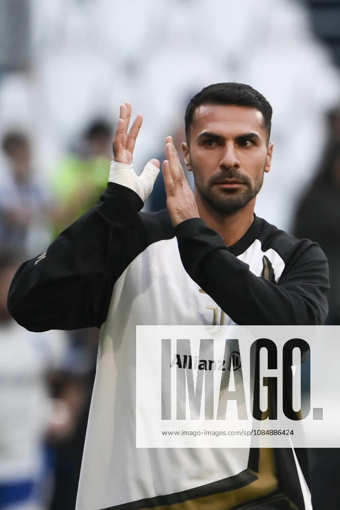 Juventus v Rennes - UEFA Europa League TURIN, ITALY, OCTOBER 22: Juventus s Zeki Celik greets the fans prior of the UEFA Europa League week 3 football match between Juventus and Rennes at the Juventus Stadium in Turin Italy, on October 22, 2026. Isabella Bonotto Anadolu Turin Italy. Editorial use only. Please get in touch for any other usage.