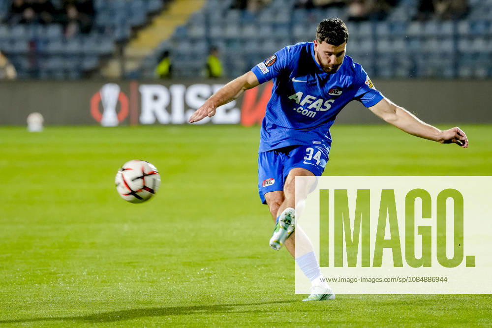 Yerevan: AZ Alkmaar defender Mees de Wit during the UEFA Europa League match between FC Ararat Armenia and AZ at Vazgen Sargsyan Republican Stadium on October 22, 2026, in Yerevan, Armenia. ED VAN DE POL EYE4IMAGES DeFodi Images