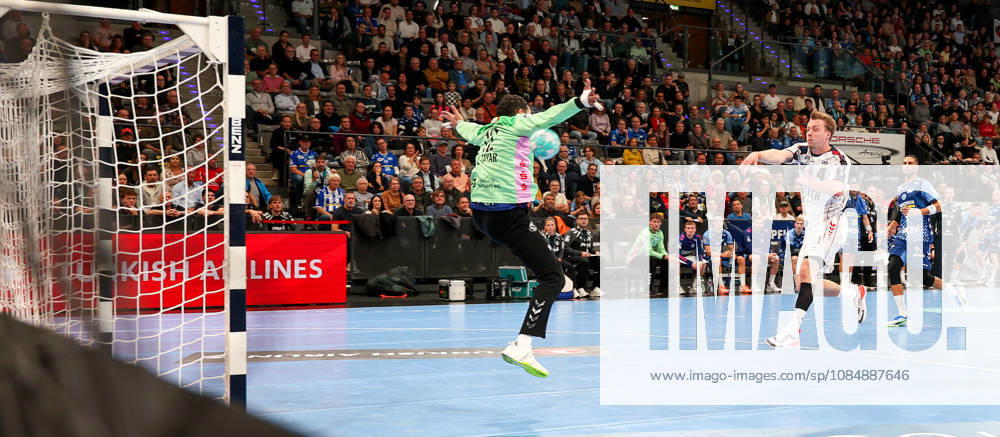 Germany, Stuttgart, Opel HBL, 2026–2027 Bundesliga, TVB Stuttgart vs. SG BBM Bietigheim, from left: Mohamed Essam Moustafa El Tayar (TVB), Till Hermann (BBM)