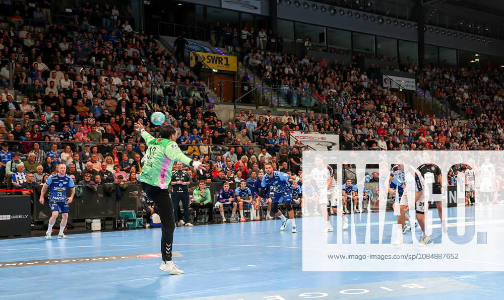Germany, Stuttgart, Opel HBL, 2026–2027 Bundesliga, TVB Stuttgart vs. SG BBM Bietigheim, from left: Mohamed Essam Moustafa El Tayar (TVB), Alexander Pfeifer (BBM)