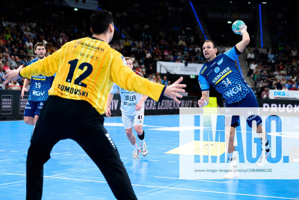 Stuttgart HBL 26 27 TVB Stuttgart SG BBM Bietigheim (from left): Goalkeeper Martin Tomovski (Bietigheim), Kai Häfner (Stuttgart), Stuttgart Porsche Arena, Baden-Württemberg, Germany