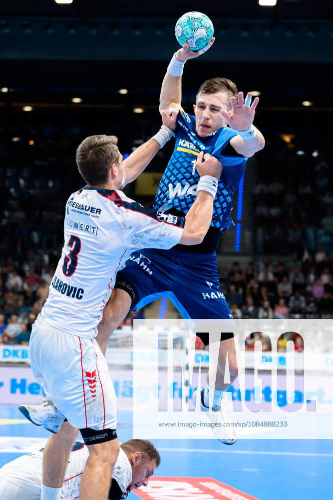 Stuttgart HBL 26 27 TVB Stuttgart SG BBM Bietigheim (from left) in a one-on-one battle: Nikola Vlahovic (Bietigheim) and Simone Mengon (Stuttgart), Stuttgart Porsche Arena, Baden-Württemberg, Germany