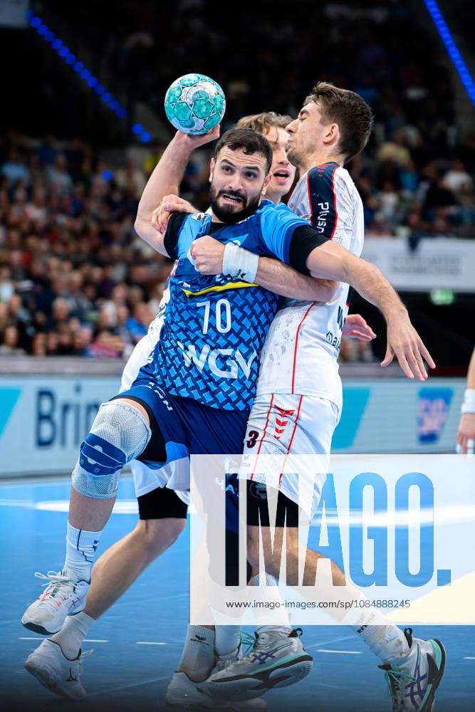Stuttgart HBL 26 27 TVB Stuttgart SG BBM Bietigheim (from left): Mohamed Darmoul (Stuttgart) and Nikola Vlahovic (Bietigheim) in a one-on-one battle; Stuttgart Porsche Arena, Baden-Württemberg, Germany