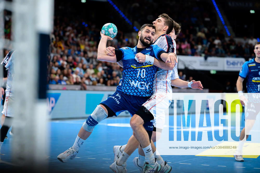Stuttgart HBL 26 27 TVB Stuttgart SG BBM Bietigheim (from left) in a one-on-one matchup: Mohamed Darmoul (Stuttgart), Nikola Vlahovic (Bietigheim), Stuttgart Porsche Arena, Baden-Württemberg, Germany