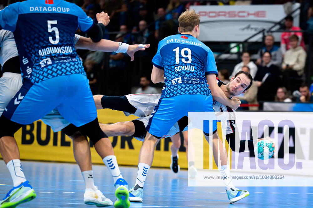 Stuttgart HBL 26 27 TVB Stuttgart SG BBM Bietigheim (from left) in a one-on-one battle: Linus Schmid (Stuttgart), Dominik Claus (Bietigheim), Stuttgart Porsche Arena, Baden-Württemberg, Germany