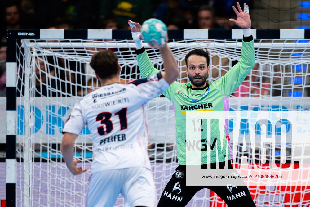 Stuttgart HBL 26 27 TVB Stuttgart SG BBM Bietigheim Alexander Pfeifer Bietigheim, Goalie Mohamed El Tayar Stuttgart Stuttgart Porsche Arena Baden-Württemberg Germany