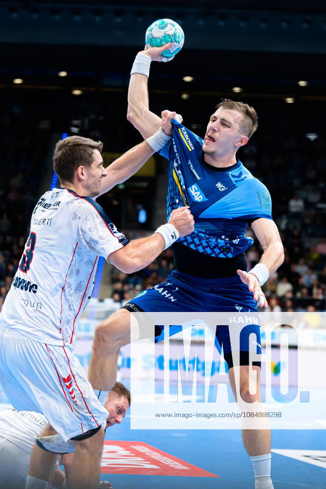 Stuttgart HBL 26 27 TVB Stuttgart SG BBM Bietigheim (from left) in a one-on-one battle: Nikola Vlahovic (Bietigheim) and Simone Mengon (Stuttgart), Stuttgart Porsche Arena, Baden-Württemberg, Germany