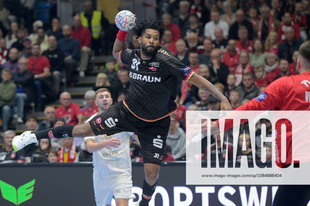 Dariel Garcia Rivera, MT Melsungen 31, on a shot; Miljan Vujovic, goalkeeper, Orlen Wisla Plock 16 R, GER, MT Melsungen vs. Orlen Wisla Plock (POL), Handball, Men s Champions League, Group Matches, 2026–2027 Season, October 22, 2026, GER, MT Melsungen vs. Orlen Wisla Plock, Men’s Champions League, Group Match, 2026–2027 Season, October 22, 2026, Kassel