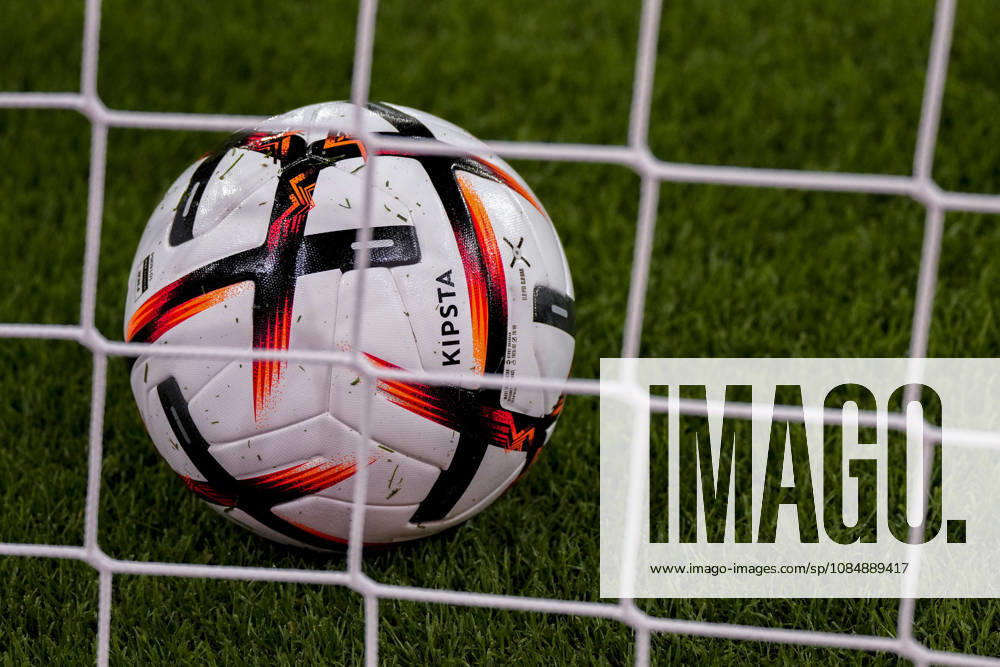 A KIPSTA Decathlon Official Match Football lies behind the goal net; official match ball, symbolic photo, symbolic image, symbol, October 22, 2026, Sinsheim, Germany, soccer, UEFA Europa League, TSG 1899 Hoffenheim vs. Olympique Lyon, DFB and DFL regulations prohibit any use of photographs as image sequences and or quasi-video