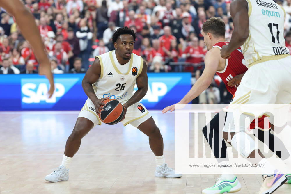 McKinley Wright IV, Dubai Basketball, 25, with the ball alongside Andreas Obst, FC Bayern Basketball, 13, GER, FC Bayern Basketball vs. Dubai Basketball, Basketball, EuroLeague, Matchday 7, 2026–2027 Season, October 22, 2026, GER, FC Bayern Basketball vs. Dubai Basketball, Basketball, EuroLeague, Matchday 7, 2026–2027 season, October 22, 2026, Munich