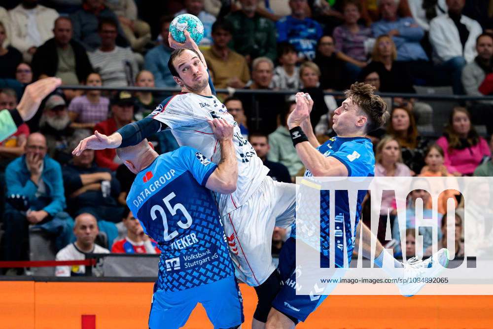 Stuttgart HBL 26 27 TVB Stuttgart vs. SG BBM Bietigheim; from left, Patrick Zieker (Stuttgart) and Dominik Claus (Bietigheim) in a one-on-one battle; Max Häfner (Stuttgart), Stuttgart Porsche Arena, Baden-Württemberg, Germany