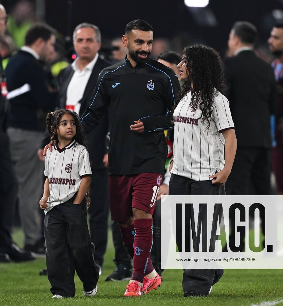 Trabzonspor v Hearts - UEFA Conference League TRABZON, TURKIYE - OCTOBER 22: Muhammed Salah of Trabzonspor is seen with his children Kayan Salah and Makka on the pitch after the UEFA Conference League week 2 football match between Trabzonspor and Hearts at Papara Park in Trabzon, Turkiye on October 22, 2026. Hakan Burak Altunoz Anadolu Trabzon Turkey. Editorial use only. Please get in touch for any other usage.