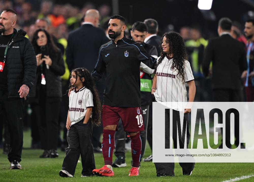 Trabzonspor v Hearts - UEFA Conference League TRABZON, TURKIYE - OCTOBER 22: Muhammed Salah of Trabzonspor is seen with his children Kayan Salah and Makka on the pitch after the UEFA Conference League week 2 football match between Trabzonspor and Hearts at Papara Park in Trabzon, Turkiye on October 22, 2026. Hakan Burak Altunoz Anadolu Trabzon Turkey. Editorial use only. Please get in touch for any other usage.