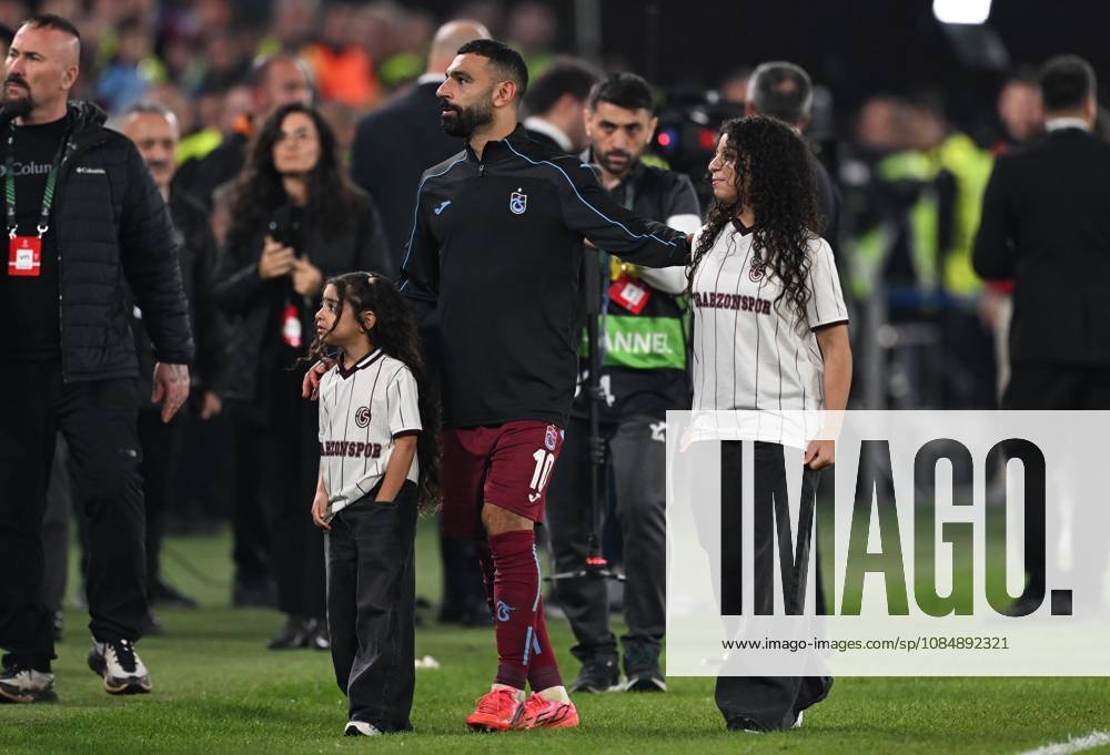 Trabzonspor v Hearts - UEFA Conference League TRABZON, TURKIYE - OCTOBER 22: Muhammed Salah of Trabzonspor is seen with his children Kayan Salah and Makka on the pitch after the UEFA Conference League week 2 football match between Trabzonspor and Hearts at Papara Park in Trabzon, Turkiye on October 22, 2026. Hakan Burak Altunoz Anadolu Trabzon Turkey. Editorial use only. Please get in touch for any other usage.