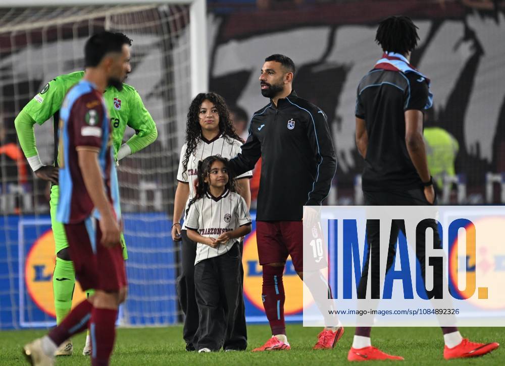 Trabzonspor v Hearts - UEFA Conference League TRABZON, TURKIYE - OCTOBER 22: Muhammed Salah of Trabzonspor is seen with his children Kayan Salah and Makka on the pitch after the UEFA Conference League week 2 football match between Trabzonspor and Hearts at Papara Park in Trabzon, Turkiye on October 22, 2026. Hakan Burak Altunoz Anadolu Trabzon Turkey. Editorial use only. Please get in touch for any other usage.