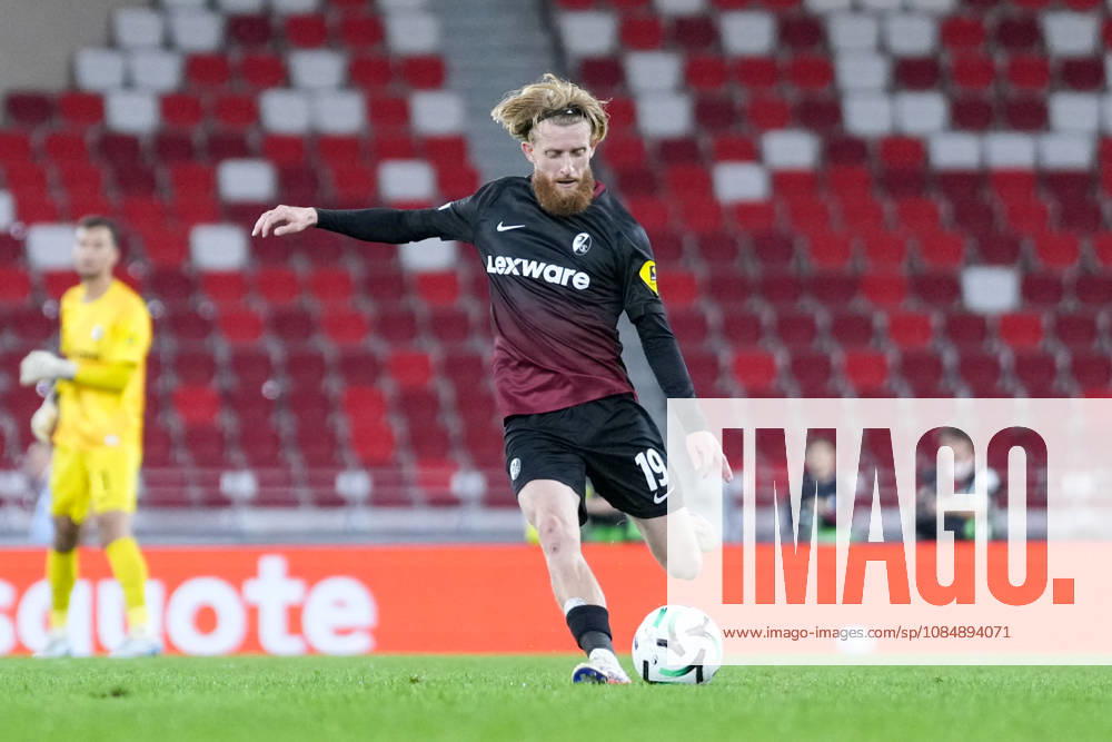 Niklas Beste, SC Freiburg, 19 on the ball, Monaco, soccer, UEFA Conference League, Matchday 2, group stage, 2026–2027, AS Monaco vs. SC Freiburg, October 22, 2026, Stade Louis II, Monaco, Monaco, Stade Louis II, Fontvieille, Monaco