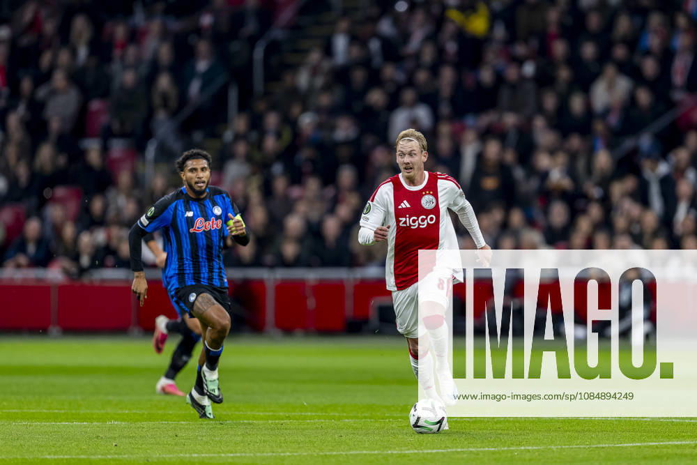 AMSTERDAM l r Atalanta midfielder Éderson and Ajax midfielder Julian Brandt during the UEFA Conference League match between Ajax and Atalanta at the Johan Cruijff ArenA on October 22, 2026, in Amsterdam, the Netherlands. Photo by DeFodi Images