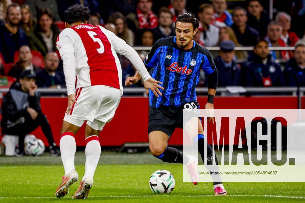 AMSTERDAM - Eljif Elmas of Atalanta BC dribbles with the ball under pressure from Owen Wijndal of AFC Ajax during the UEFA Conference League match between AFC Ajax and Atalanta BC at the Johan Cruijff ArenA on October 22, 2026 in Amsterdam, the Netherlands. WART BRINKERHOF ANP Conference League 2026 27 ANPxSportx xMarcelxterxBalsxIVx 573296048 originalFilename: 573296048