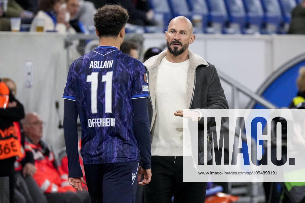 V li Fisnik Asllani Hoffenheim, 11, Christian Ilzer Coach, Head Coach, Hoffenheim, in conversation, discussion on the field, action, game scene, October 22, 2026, Sinsheim, Germany, soccer, UEFA Europa League, TSG 1899 Hoffenheim vs. Olympique Lyon, DFB and DFL regulations prohibit any use of photographs as image sequences and or quasi-video