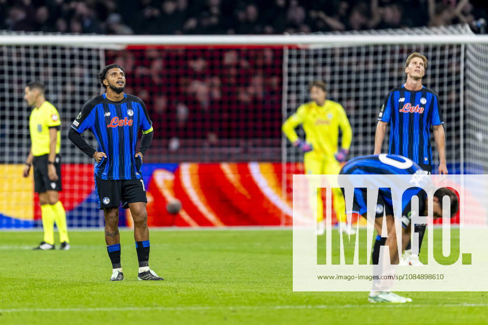 AMSTERDAM Atalanta players look dejected after Ajax forward Tolu Arokodare scored the 1-0 goal during the UEFA Conference League match between Ajax and Atalanta at the Johan Cruijff ArenA on October 22, 2026, in Amsterdam, the Netherlands. Photo by DeFodi Images