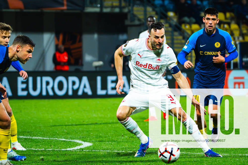 Haris Tabakovic of Salzburg (C) in action against Svit Seslar of Celje (R) during the UEFA Europa League match between Celje (Slovenia) and Salzburg (Austria) at Stadion Celje, Celje on October 22, 2026 in Celje, Slovenia. (Photo by Andraz Corel Sports Press Photo).