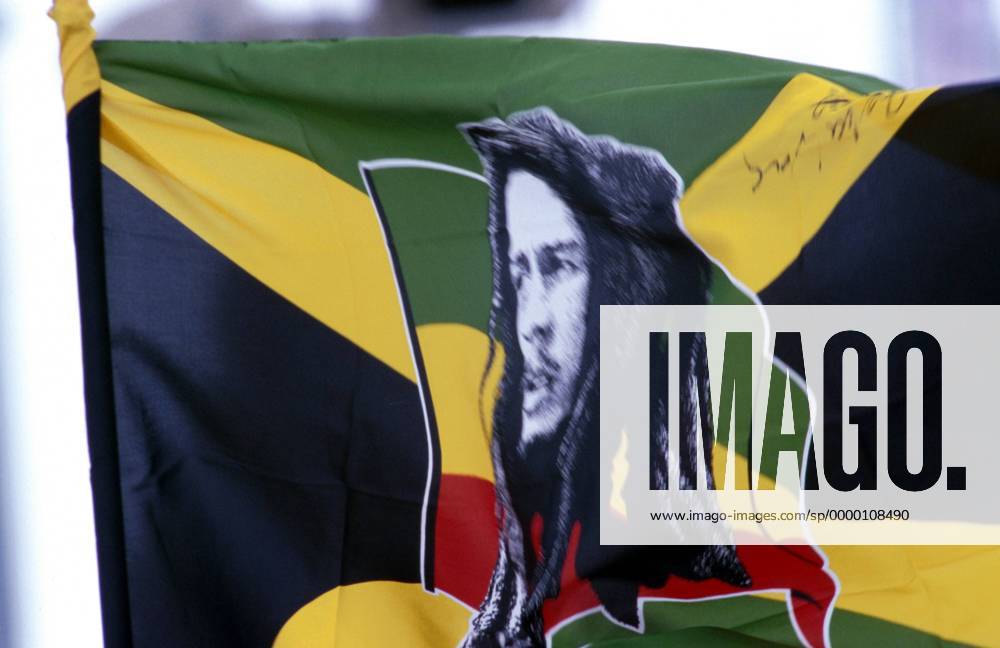 Jamaikanische Bobsportanhänger haben eine Landesfahne mit dem Konterfei von Bob Marley mitgebracht Bobsport OS Winter Herren Olympische Winterspiele 1998, Spiele, Olympia, Olympiade, Viererbob Einzelbild Spiral Nagano