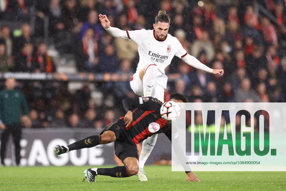 Bournemouth gegen AC Mailand, 22. Oktober 2026, Bournemouth, UEFA Europa League, Bournemouth gegen AC Mailand, Adrien Rabiot vom AC Mailand und James Hill von Bournemouth, Foto: Jacques Feeney, Abseits, Bournemouth, Großbritannien