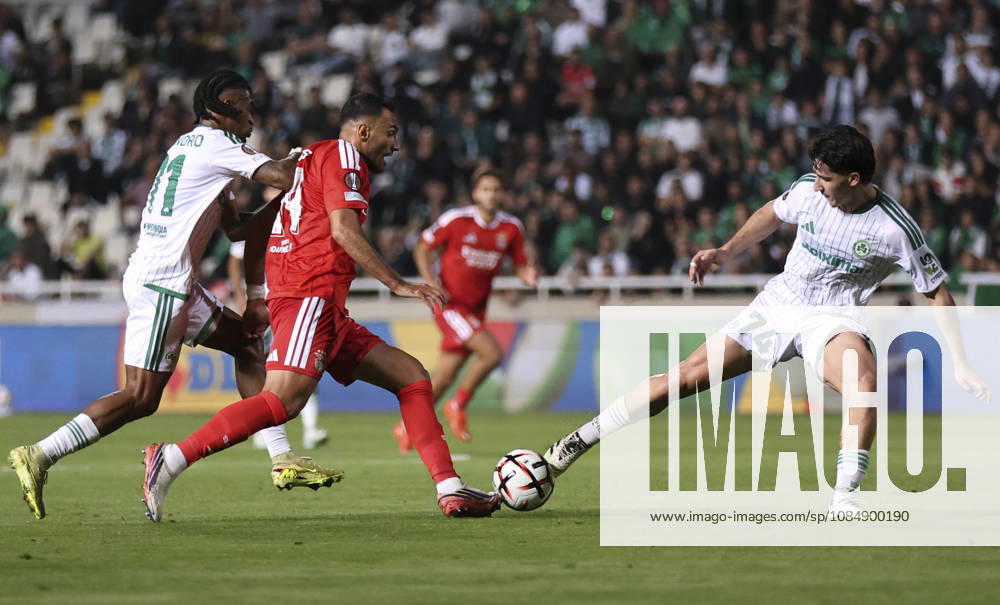 Cyprus Europa League Soccer Benfica s Vangelis Pavlidis, center,fight for the ball during the Europa League opening phase soccer match between Omonia and Benfica in Nicosia, Cyprus, Thursday, Oct. 22, 2026. Nicosia Cyprus