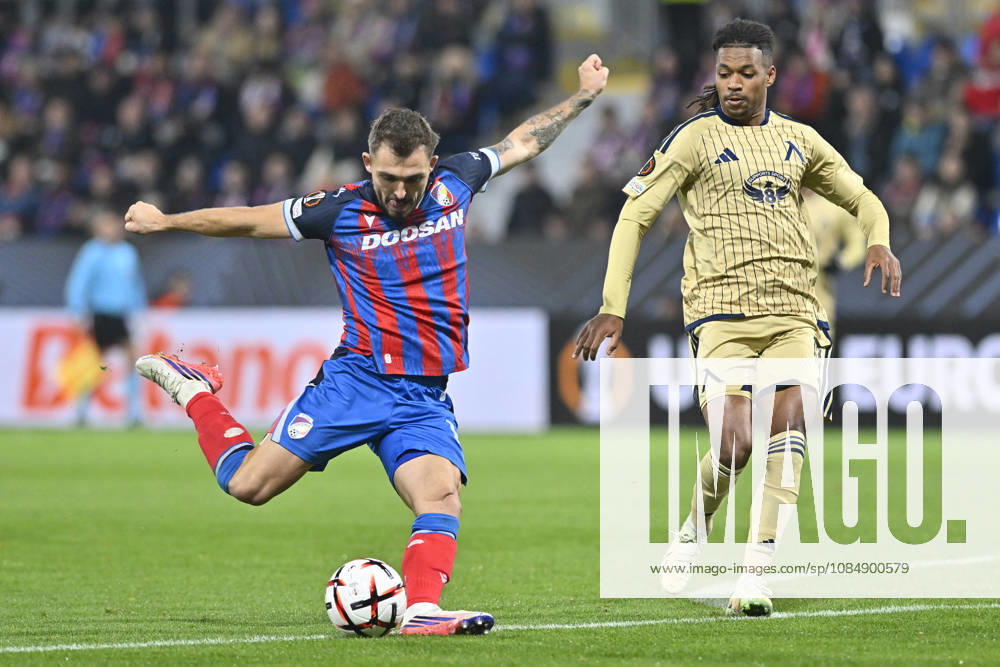 Fotball UEFA Europa League 3rd round match: Viktoria Plzen vs Levski Sofia in Pilsen, Czech Republic, October 22, 2026. From left Tomas Ladra of Pilsen, Mehdi Moubarik of Levski. (CTKxPhoto MiroslavxChaloupka) CTKPhotoP2026102210584 CTKPhotoP2026102210584