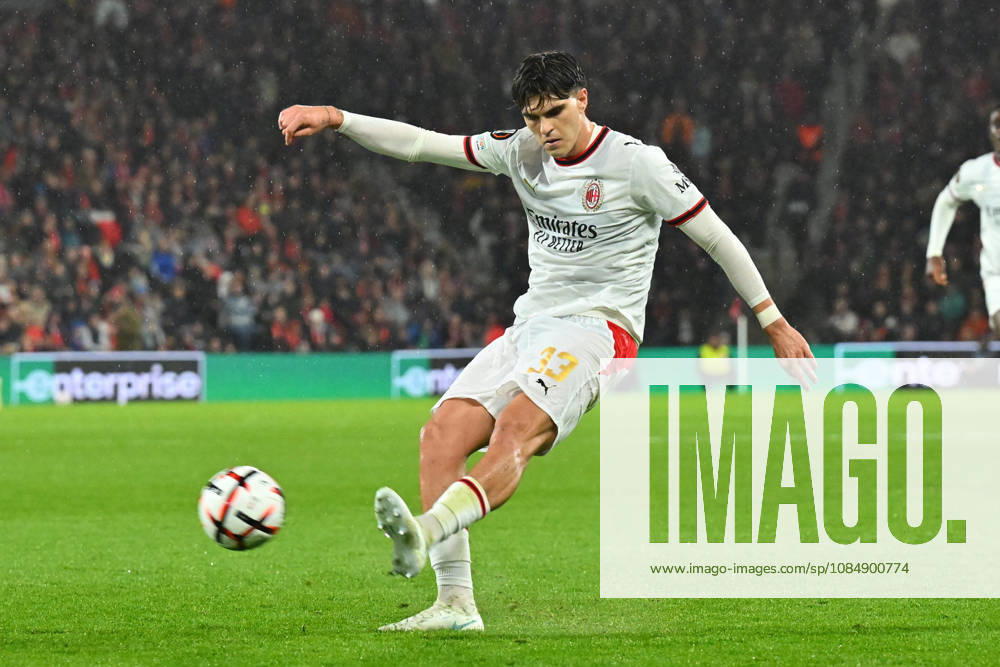 Bournemouth v AC Milan, Europa League Davide Bartesaghi (33) of AC Milan on the attack during the Europa League match between Bournemouth and AC Milan at the Vitality Stadium, Bournemouth, UK on 22 October 2026. Bournemouth Vitality Stadium Dorset UK Editorial use only ,