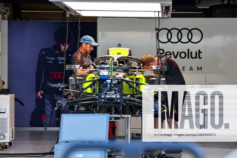 Mechanics of the (5) Audi Revolut F1 Team R26 Audi during United States Grand Prix - Austin - Thursday - Media Day at Circuit of the Americas (COTA) in Austin. Italy - ZUMAm313 20261022_zsp_m313_008