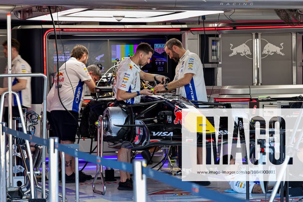 the (6) Oracle Red Bull Racing Isco Red Bull Ford mechanics at work during United States Grand Prix - Austin - Thursday - Media Day at Circuit of the Americas (COTA) in Austin. Italy Sports - October 22, 2026 - ZUMAm313 20261022_zsp_m313_007