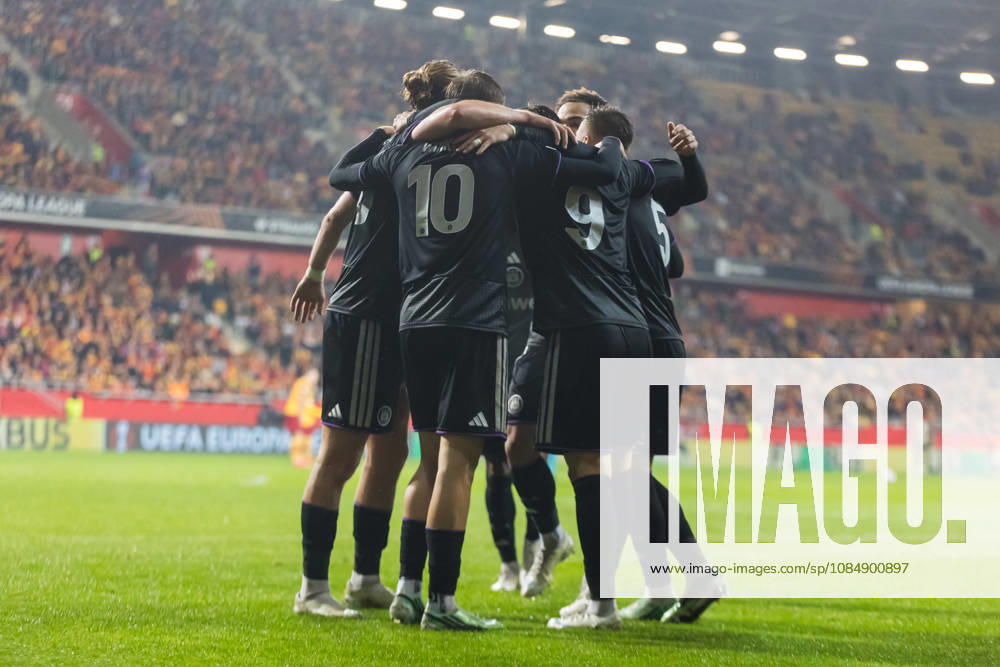 RCS Anderlecht players seen celebrating after scoring a goal during UEFA Europa League 26 27 league phase MD3 match between teams of Jagiellonia Bialystok and RSC Anderlecht (Jan Borys Ball Raw Images) Bialystok Chorten Arena Poland