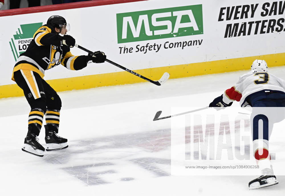 Pittsburgh Penguins left wing Nick Robertson (14) scores an empty net goal late in the third period of the Pens 4-0 win against the Florida Panthers at PPG Paints Arena in Pittsburgh on Thursday, October 22, 2026. PIT2026102212 ARCHIExCARPENTER