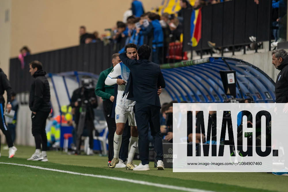 Inter Club Escaldes v Universitatae Craiova - UEFA Conference League Filipe Coelho, head coach of Universitatea Craiova, hugs Assad Al Hamlawi, player number 9 of Universitatea Craiova, after the substitution of the forward during the UEFA Conference League match between Inter Club d Escaldes and Universitatea Craiova at New FAF Stadium in Encamp, Andorra, on October 22, 2026. Encamp Andorra Andorra