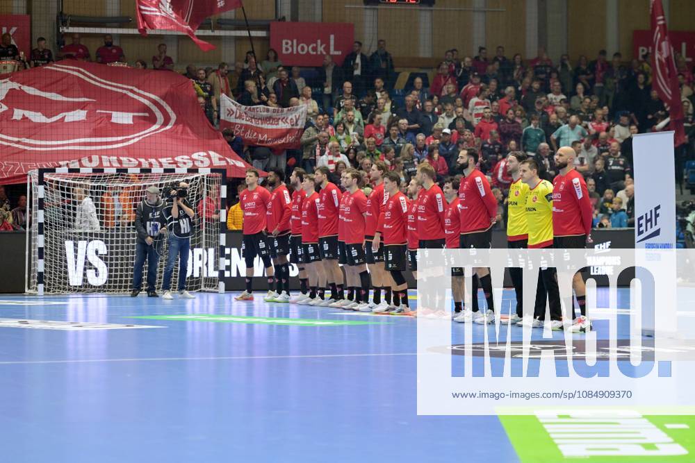 MT team in the EHF starting lineup, Feaurre, spectators, fans in the background, Adrian Sipos (MT Melsungen, No. 8), Nebojsa Simic (goalkeeper, MT Melsungen, No. 16), Kristof Palasics (goalkeeper, MT Melsungen, No. 32), GER, MT Melsungen vs. Orlen Wisla Plock (POL), Handball, Men’s Champions League, Group Matches, 2026–2027 season, October 22, 2026, GER, MT Melsungen vs. Orlen Wisla Plock, Men’s Champions League, Group Match, 2026–2027 Season, October 22, 2026, Kassel