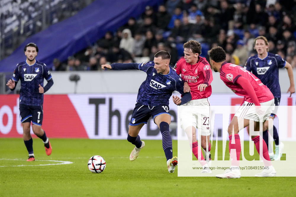 V li Tim Lemperle Hoffenheim, 19, Tyler Morton OL, 23, tackle, game scene, duel, tackle, tackling, dynamics, action, 10 22 2026, Sinsheim, Germany, soccer, UEFA Europa League, TSG 1899 Hoffenheim vs. Olympique Lyon, DFB and DFL regulations prohibit any use of photographs as image sequences and or quasi-video